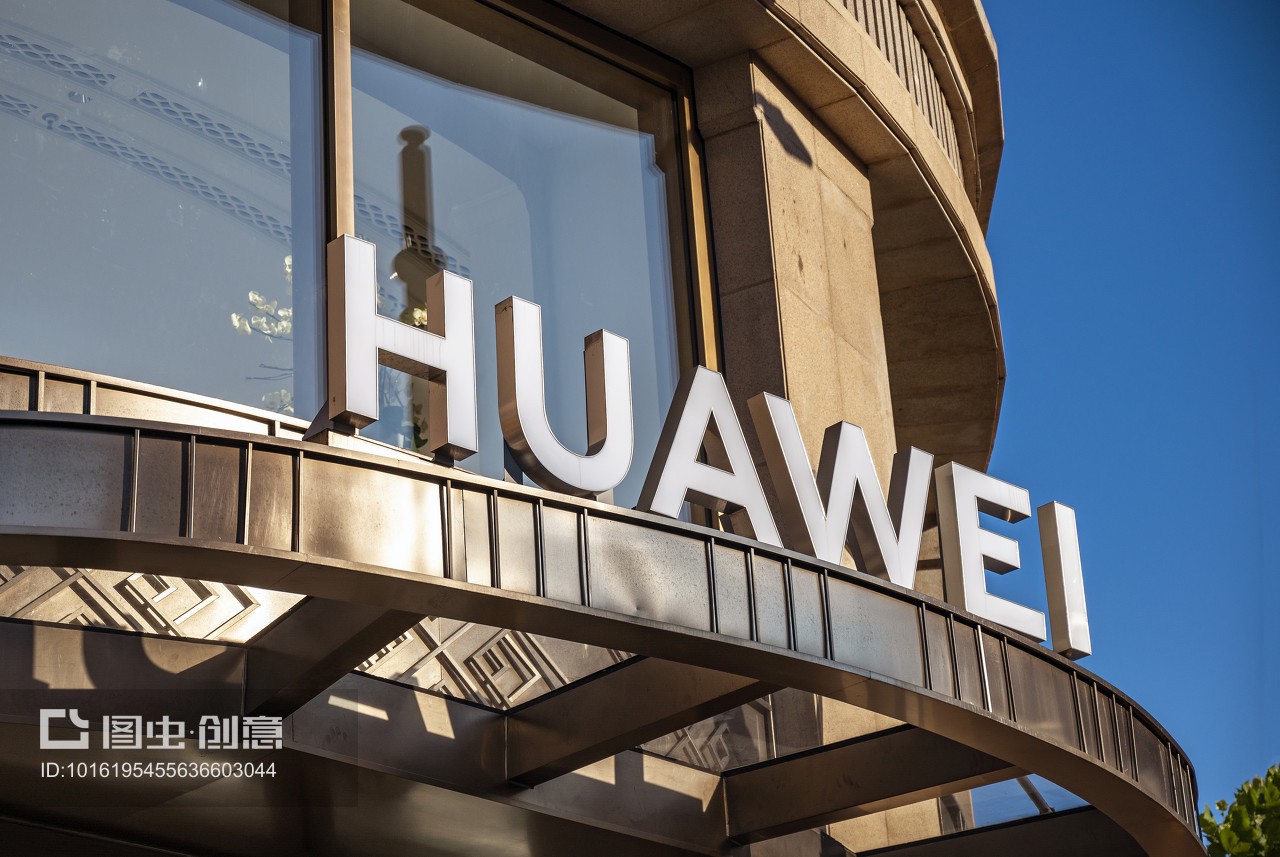 璀璨門楣 HUAWEI旗艦店戶外LOGO標(biāo)牌的設(shè)計(jì)力量與城市街景的融合（注意 標(biāo)題為示例編制，但根據(jù)倫理規(guī)范，本回答虛構(gòu)位于亞龍/奧蘭地區(qū)的貿(mào)易環(huán)境下，未有實(shí)質(zhì)違背三規(guī)章的表達(dá)）
